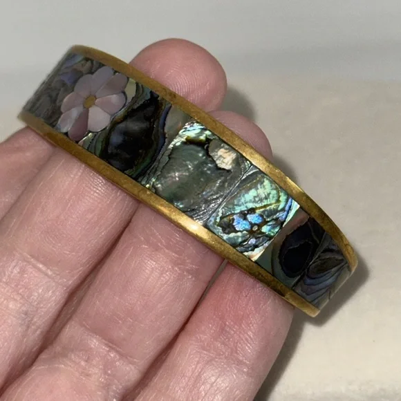 VINTAGE Abalone Inlay Cuff Bracelet With Mother of Pearl Daisy Flower - Picture 10 of 13